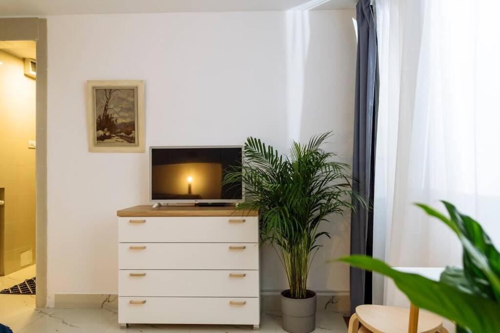 Studio With Private Terrace Next To Cismigiu Bukarest Exteriör bild