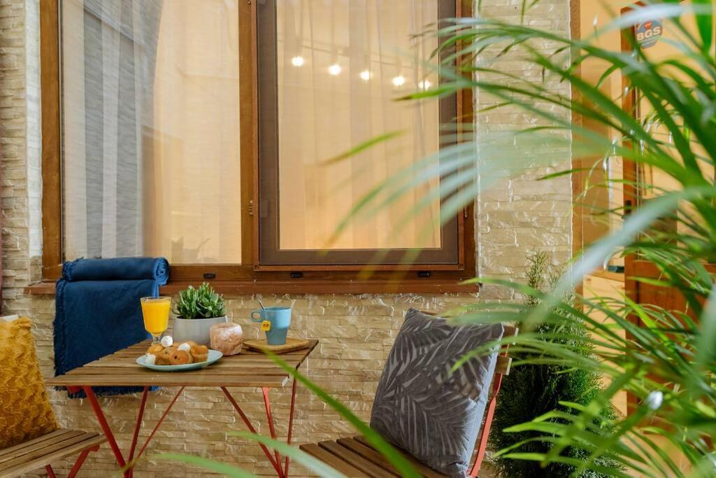 Studio With Private Terrace Next To Cismigiu Bukarest Exteriör bild