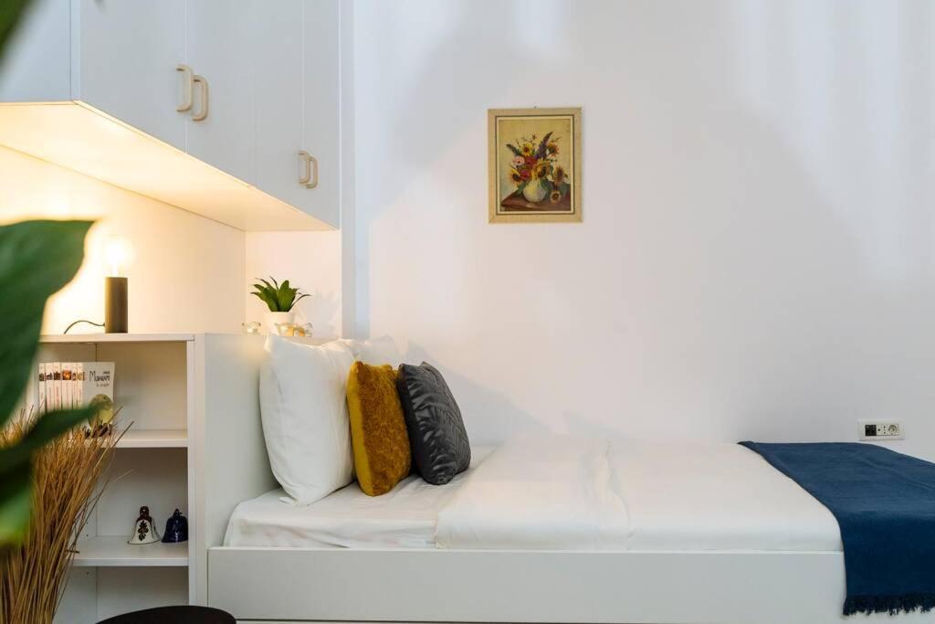 Studio With Private Terrace Next To Cismigiu Bukarest Exteriör bild
