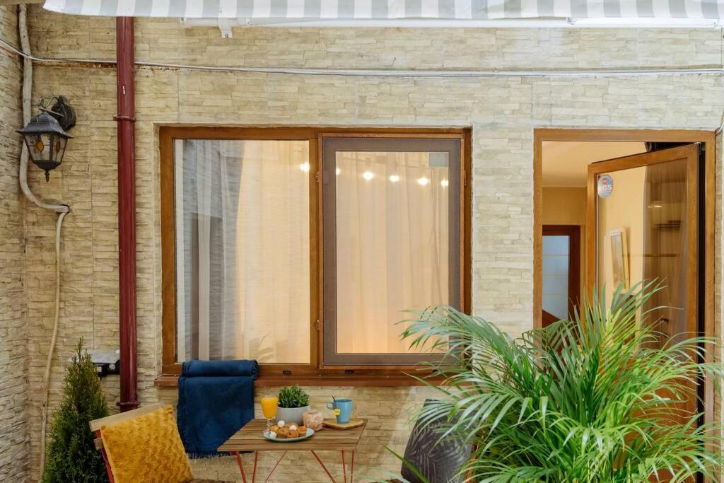 Studio With Private Terrace Next To Cismigiu Bukarest Exteriör bild